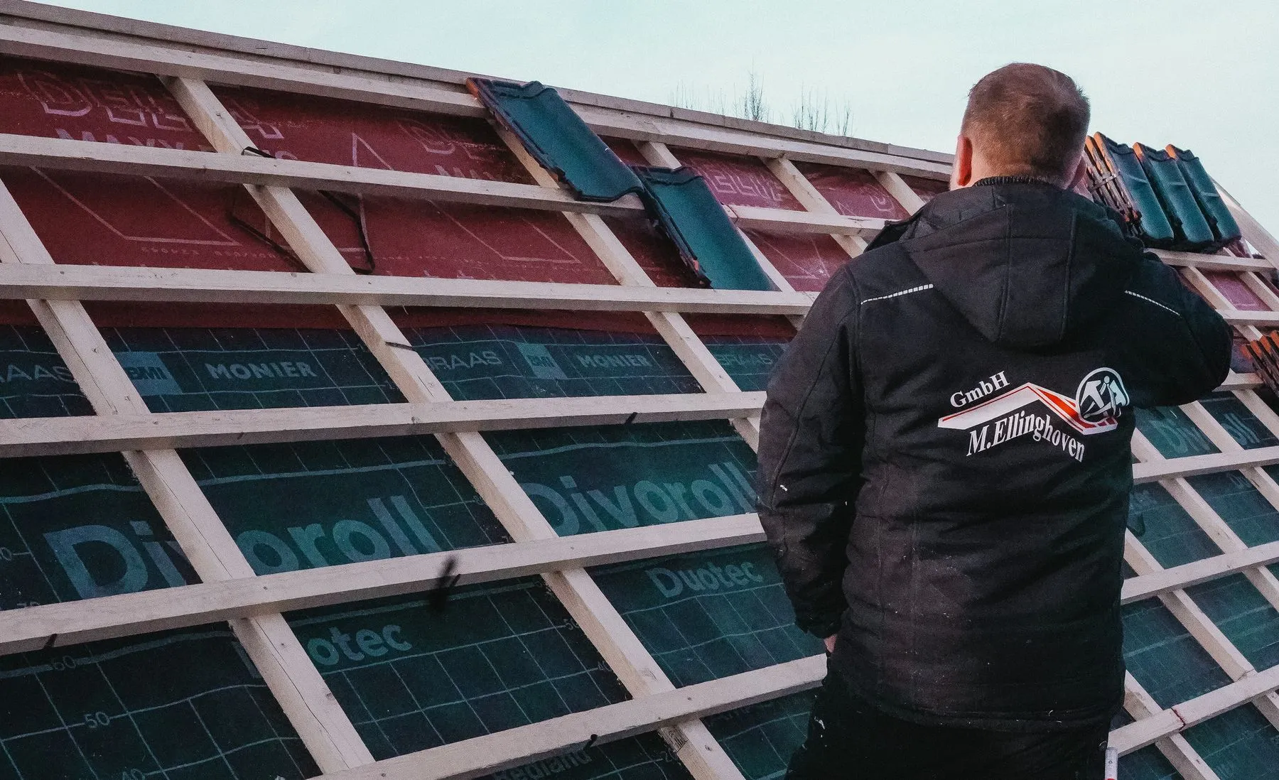 Dachdecker der M. Ellinghoven GmbH bei der Arbeit auf einem Dach mit Konterlattung