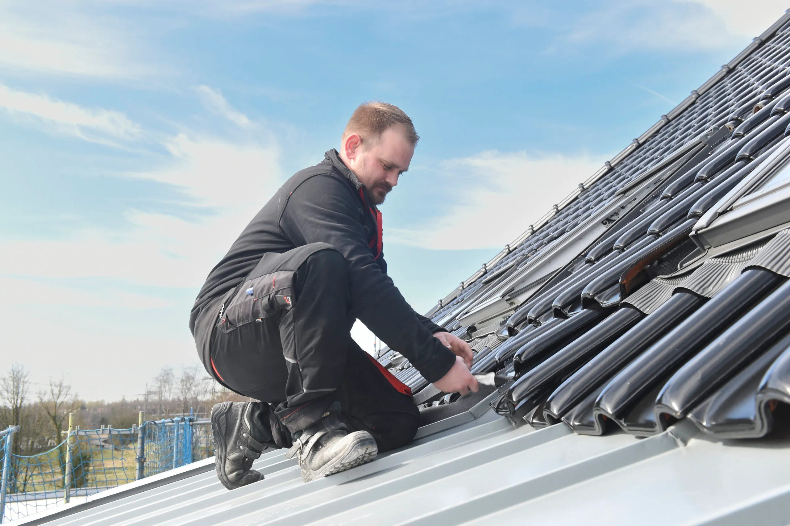 Dachdecker bei der Montage auf einem Dach