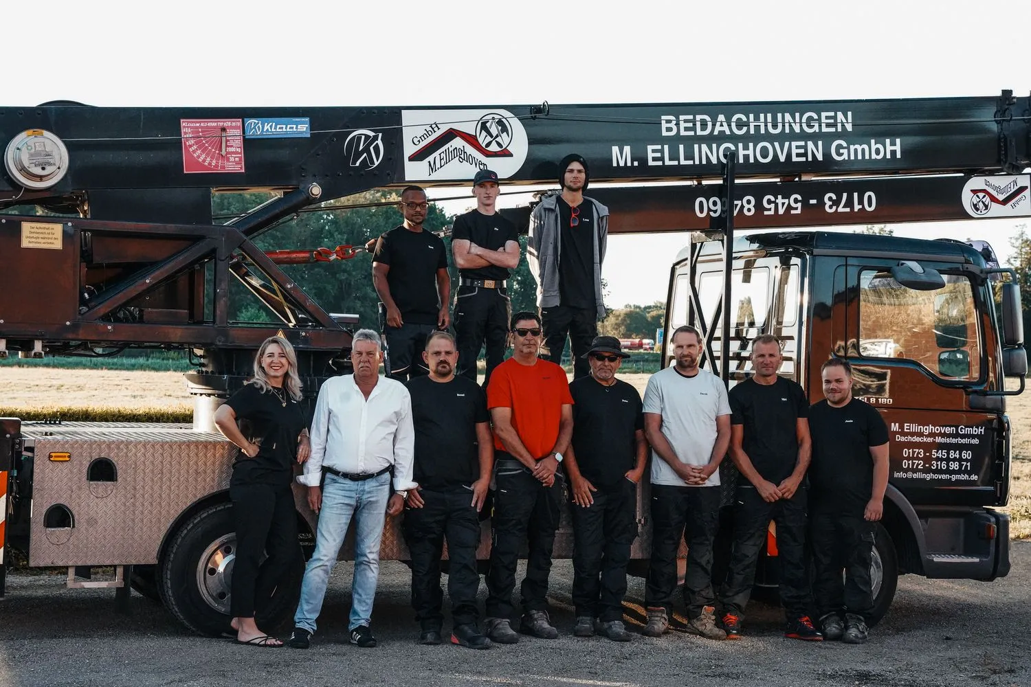 Das Team der M. Ellinghoven GmbH vor dem Kran-Lkw