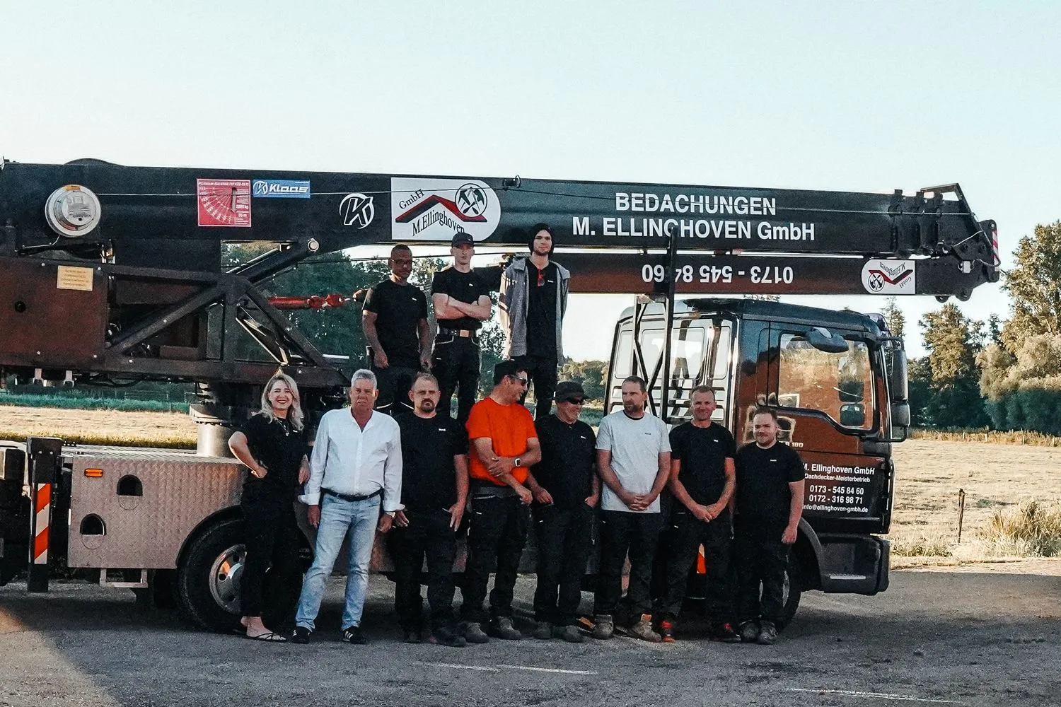 Das Team vor dem Kran-Lkw, im Hintergrund weitere Fahrzeuge